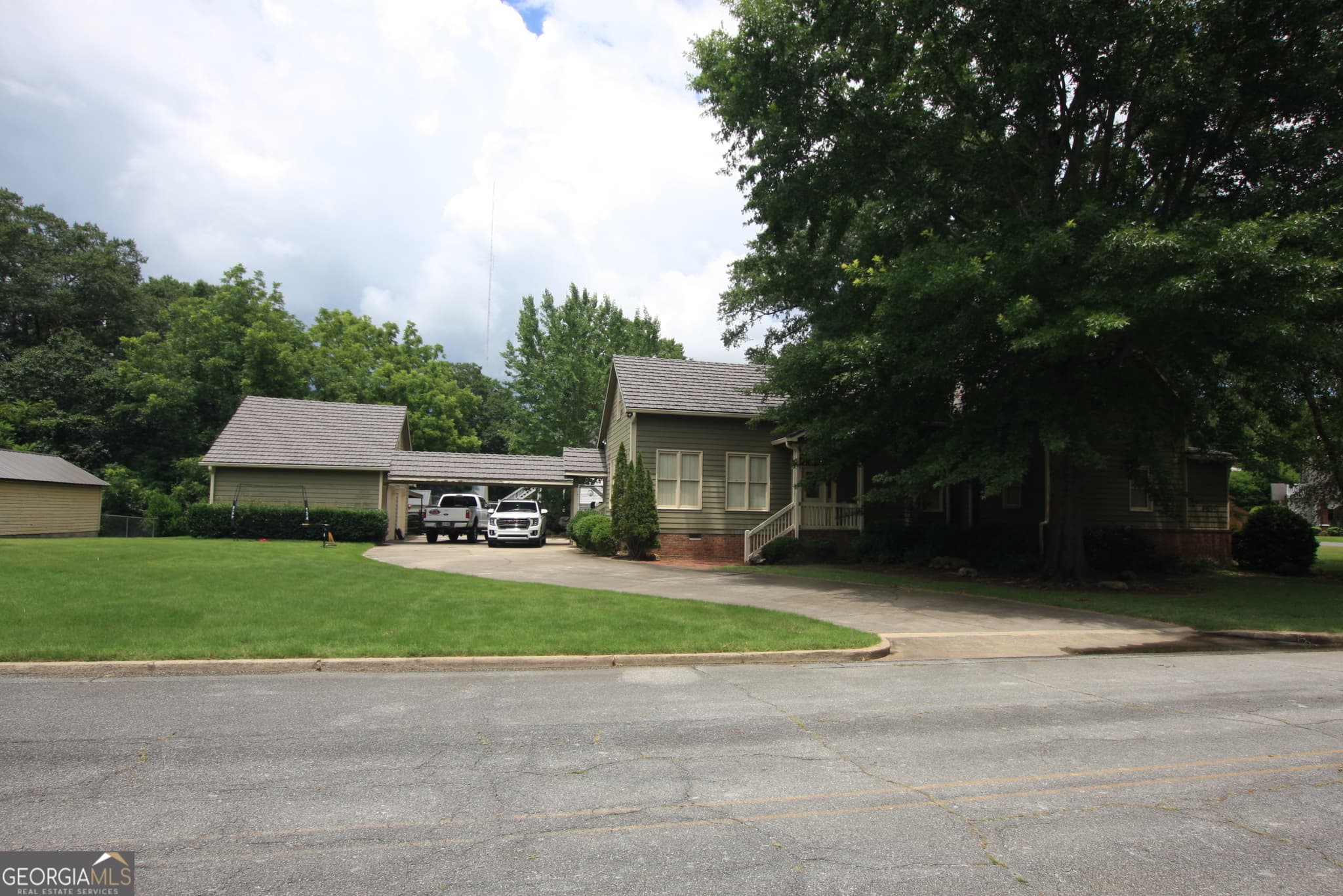4 bedroom, 2.5 bathroom, 4,181 sq ft single family residence for sale at 223 Bluff Street, Rockmart, GA 30153 — photo 3