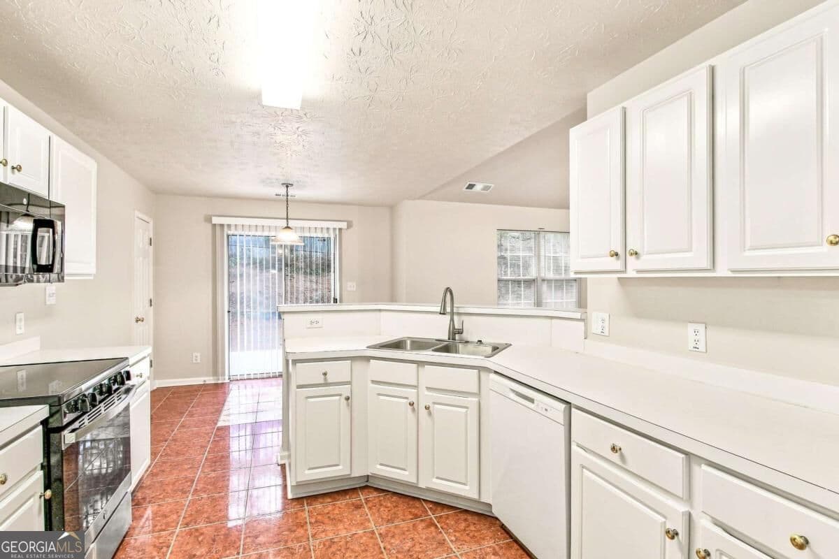 3 bedroom, 2 bathroom, 1,648 sq ft single family residence for sale at 1426 Hyde Court, Hampton, GA 30228 — photo 6