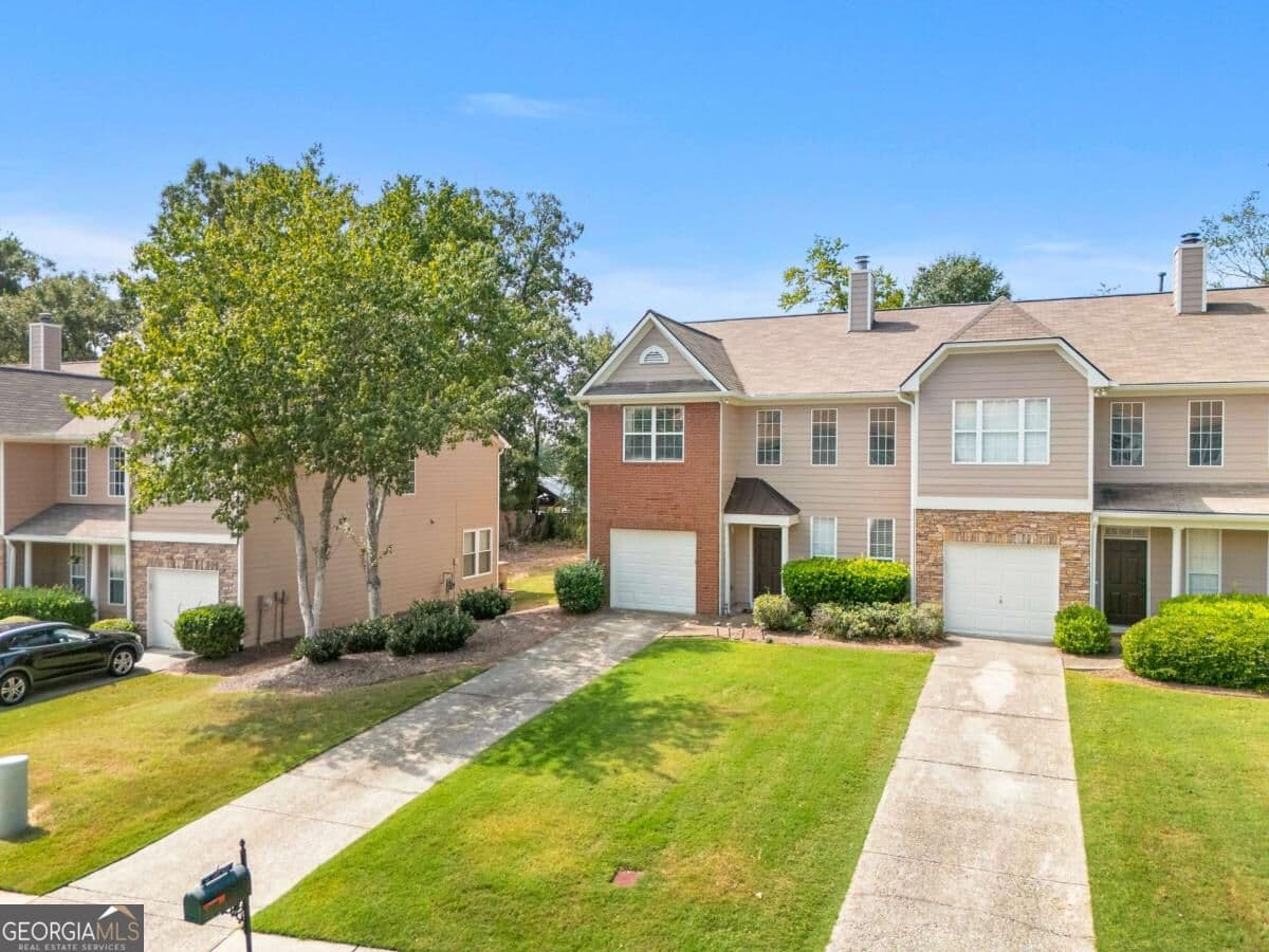 3 bedroom, 2.5 bathroom, 2,008 sq ft townhouse for sale at 109 Oak Green Drive, Lawrenceville, GA 30044 — photo 2