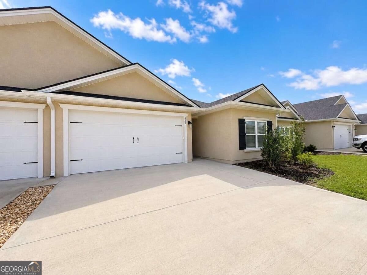 3 bedroom, 2 bathroom, 1,800 sq ft duplex for rent at 152 The Villas Way, Kingsland, GA 31548 for $2,100 a month — photo 2