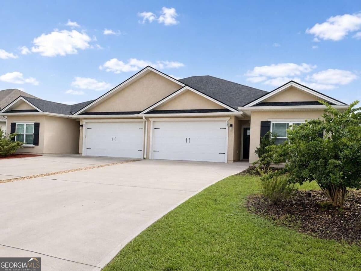 3 bedroom, 2 bathroom, 1,800 sq ft duplex for rent at 152 The Villas Way, Kingsland, GA 31548 for $2,100 a month — photo 3