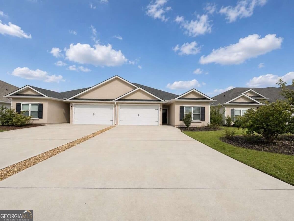 3 bedroom, 2 bathroom, 1,800 sq ft duplex for rent at 152 The Villas Way, Kingsland, GA 31548 for $2,100 a month