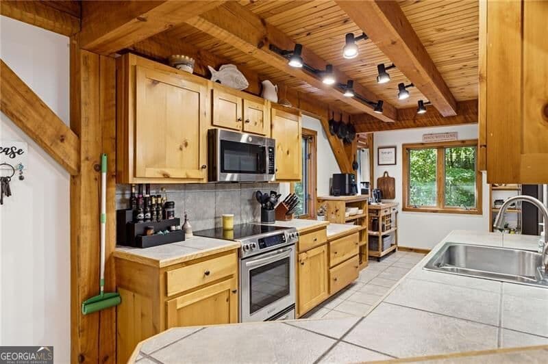 4 bedroom, 3 bathroom, 2,390 sq ft single family residence for sale at 39 Brenary Drive, Lakemont, GA 30552 — photo 6