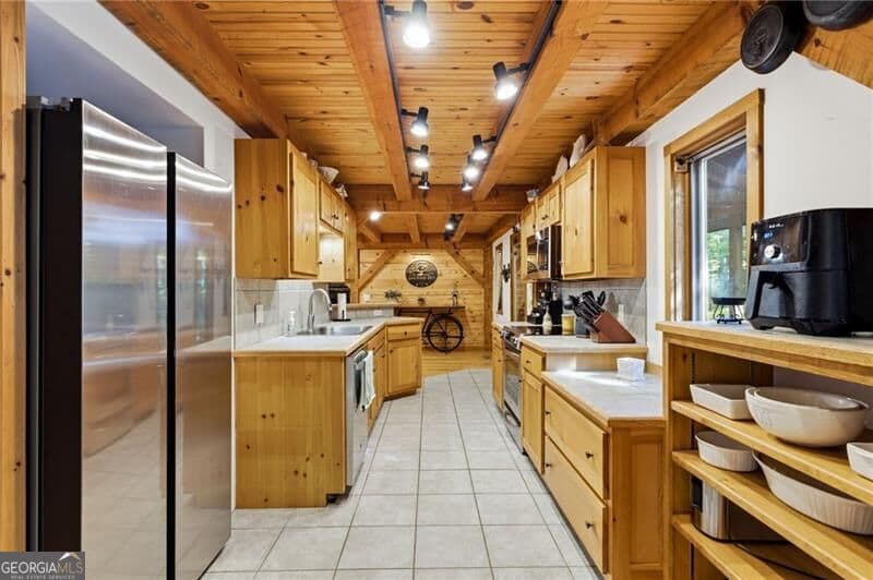 4 bedroom, 3 bathroom, 2,390 sq ft single family residence for sale at 39 Brenary Drive, Lakemont, GA 30552 — photo 7