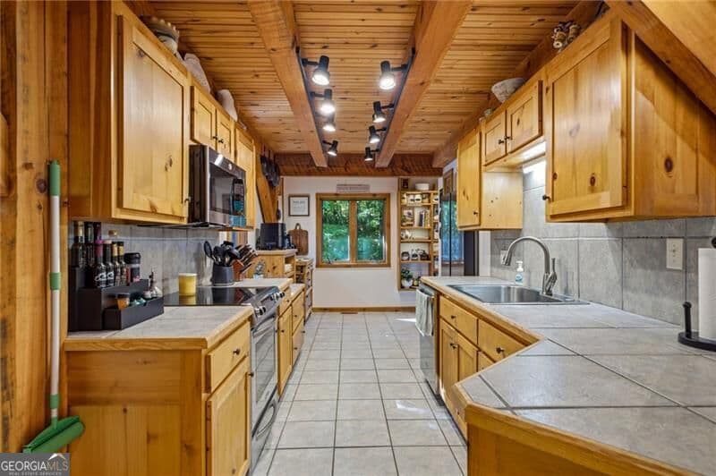 4 bedroom, 3 bathroom, 2,390 sq ft single family residence for sale at 39 Brenary Drive, Lakemont, GA 30552 — photo 5