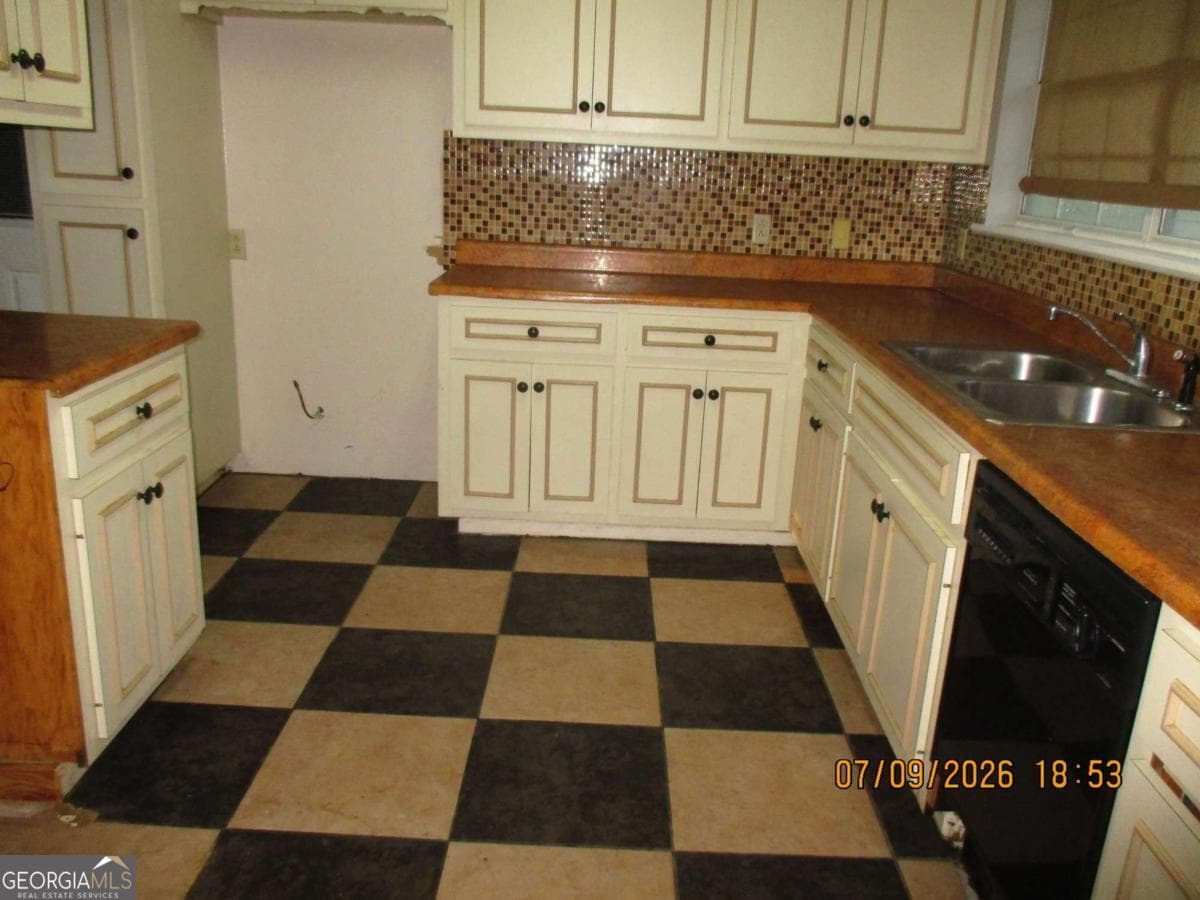 3 bedroom, 2 bathroom single family residence for sale at 2500 Pin Oak Street, Jesup, GA 31546 — photo 4