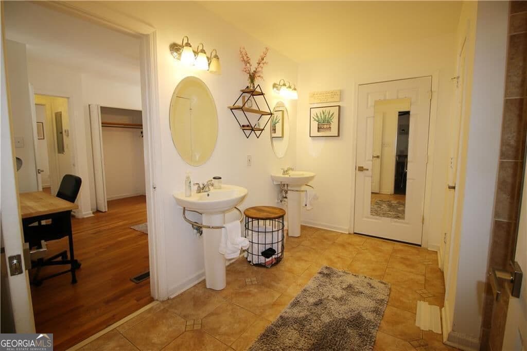 2 bedroom, 1 bathroom, 1,310 sq ft duplex for rent at 1875 Brewer Boulevard B, Atlanta, GA 30310 for $1,350 a month — photo 3