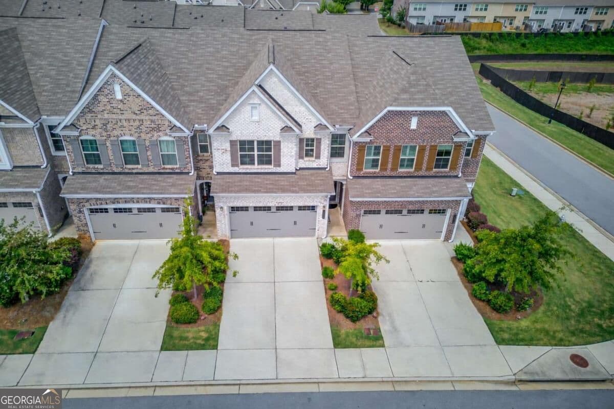 3 bedroom, 2.5 bathroom, 1,886 sq ft townhouse for sale at 1182 Lanier Willow Path, Buford, GA 30518 — photo 2