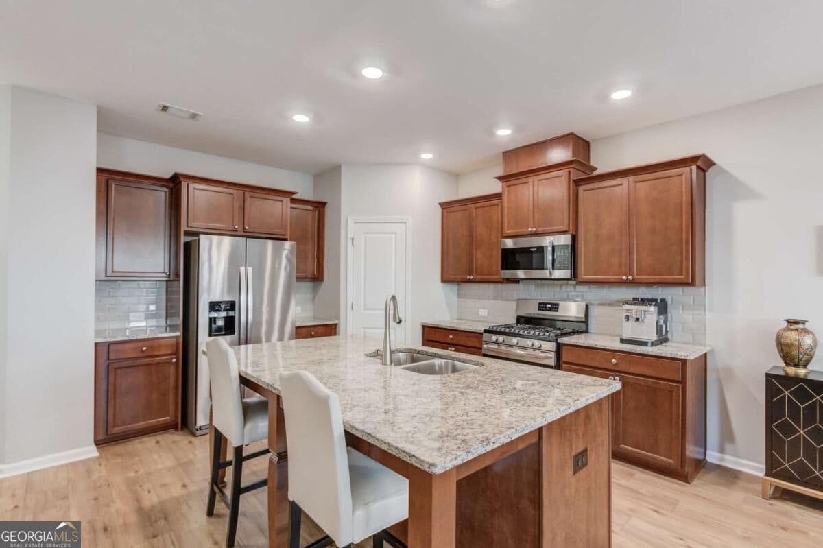 3 bedroom, 2.5 bathroom, 1,886 sq ft townhouse for sale at 1182 Lanier Willow Path, Buford, GA 30518 — photo 9