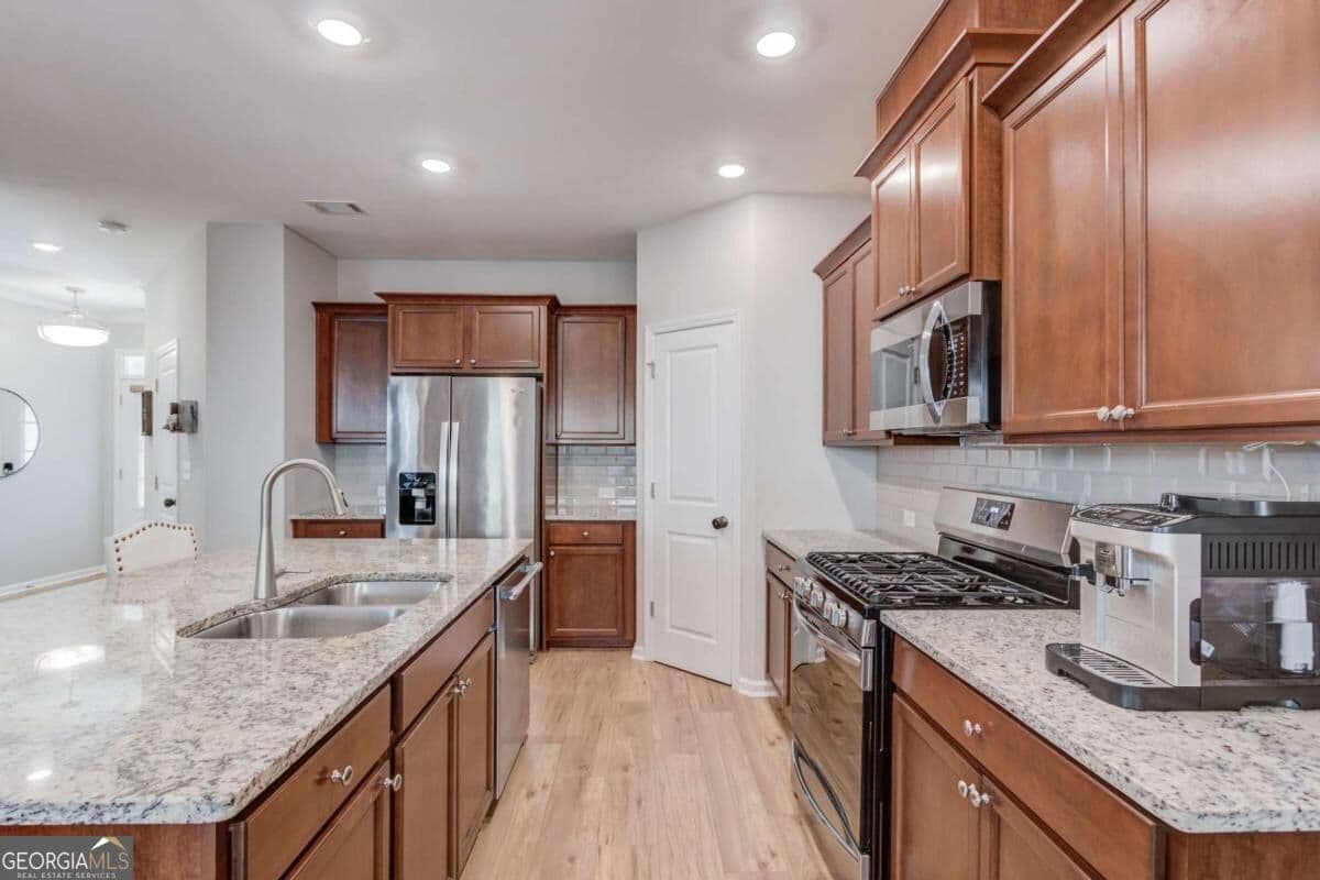 3 bedroom, 2.5 bathroom, 1,886 sq ft townhouse for sale at 1182 Lanier Willow Path, Buford, GA 30518 — photo 10