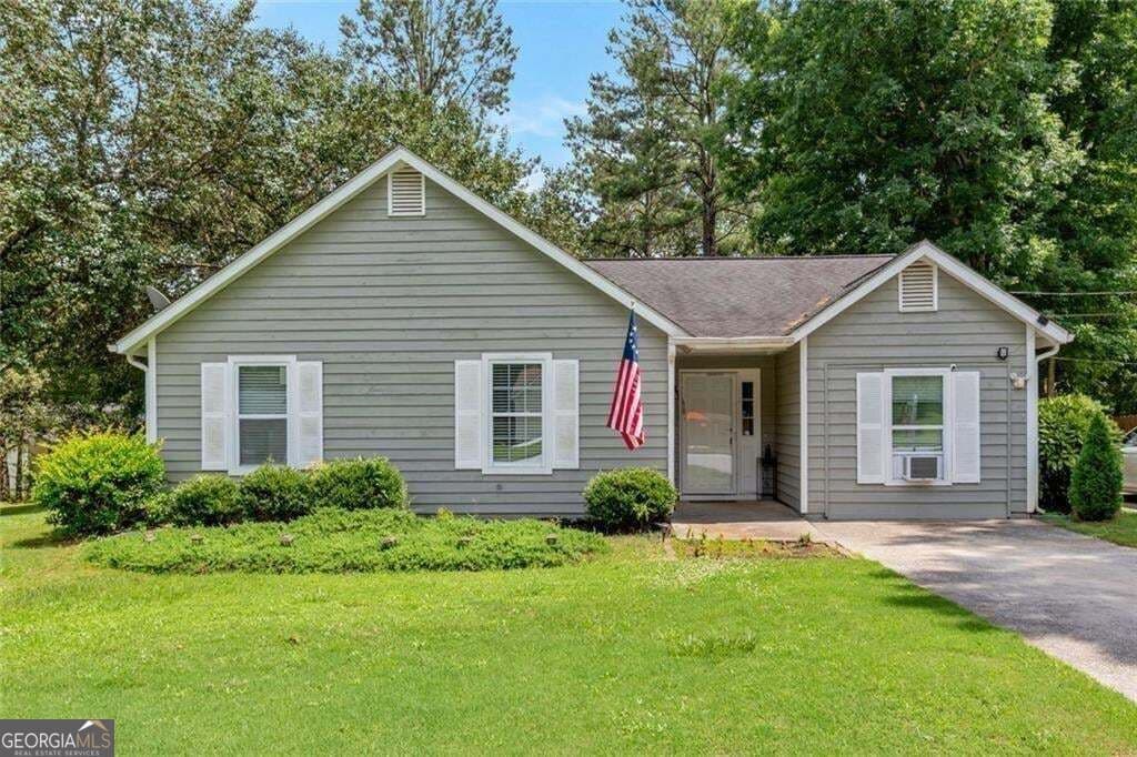 4 bedroom, 2 bathroom, 1,440 sq ft single family residence for sale at 2000 Wendover Drive, Snellville, GA 30078