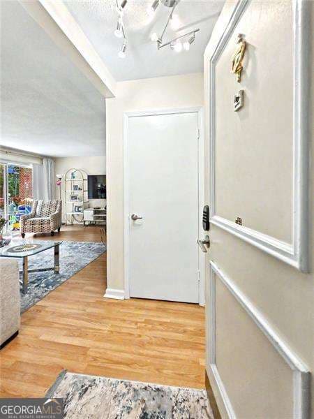 2 bedroom, 2 bathroom, 1,206 sq ft condominium for sale at 6851 Roswell Road H33, Atlanta, GA 30328 — photo 3