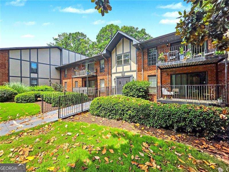 2 bedroom, 2 bathroom, 1,206 sq ft condominium for sale at 6851 Roswell Road H33, Atlanta, GA 30328 — photo 4