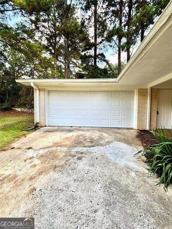 6 bedroom, 3 bathroom, 4,457 sq ft single family residence for sale at 2924 HANDY Drive, Atlanta, GA 30318 — photo 6
