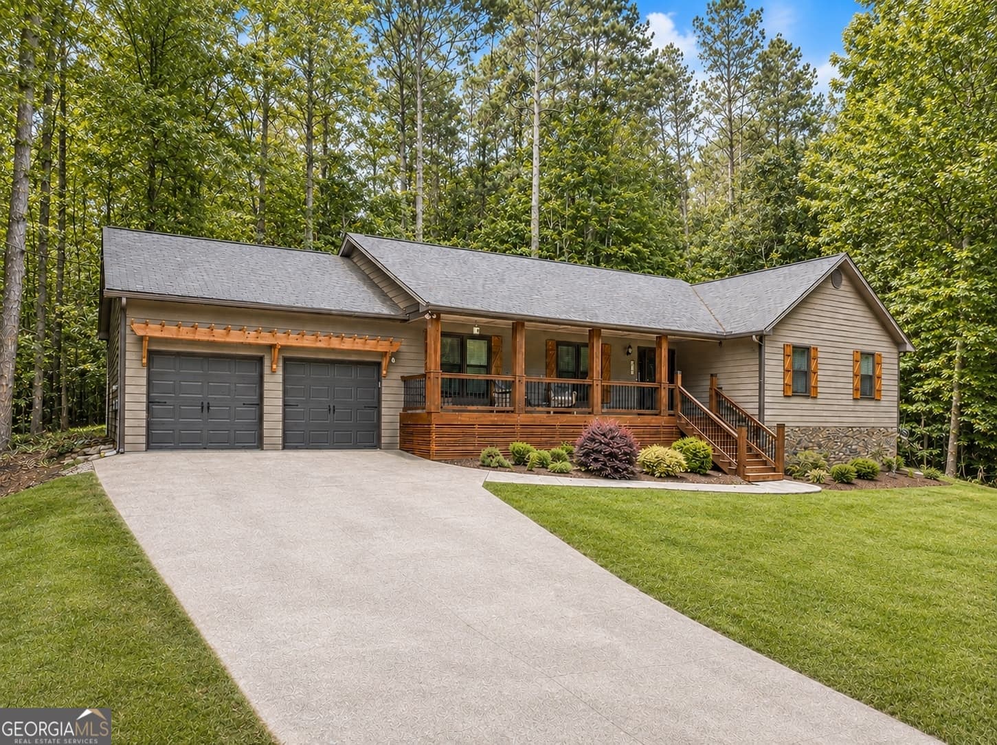 3 bedroom, 2 bathroom, 2,046 sq ft single family residence sold at 440 Spruce Court, Alpharetta, GA 30004