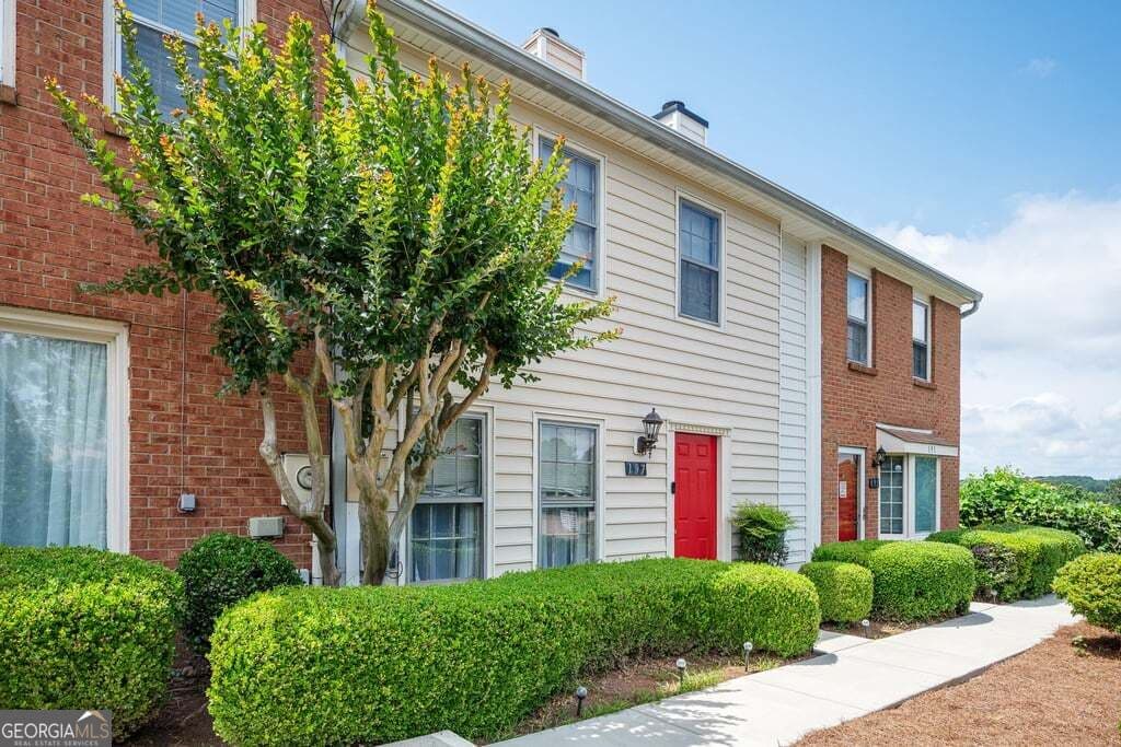 2 bedroom, 2.5 bathroom, 1,240 sq ft townhouse for sale at 197 High Creek Drive, Roswell, GA 30076 — photo 1 of 11