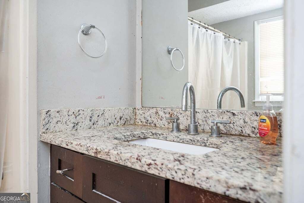 2 bedroom, 2.5 bathroom, 1,240 sq ft townhouse for sale at 197 High Creek Drive, Roswell, GA 30076 — photo 5