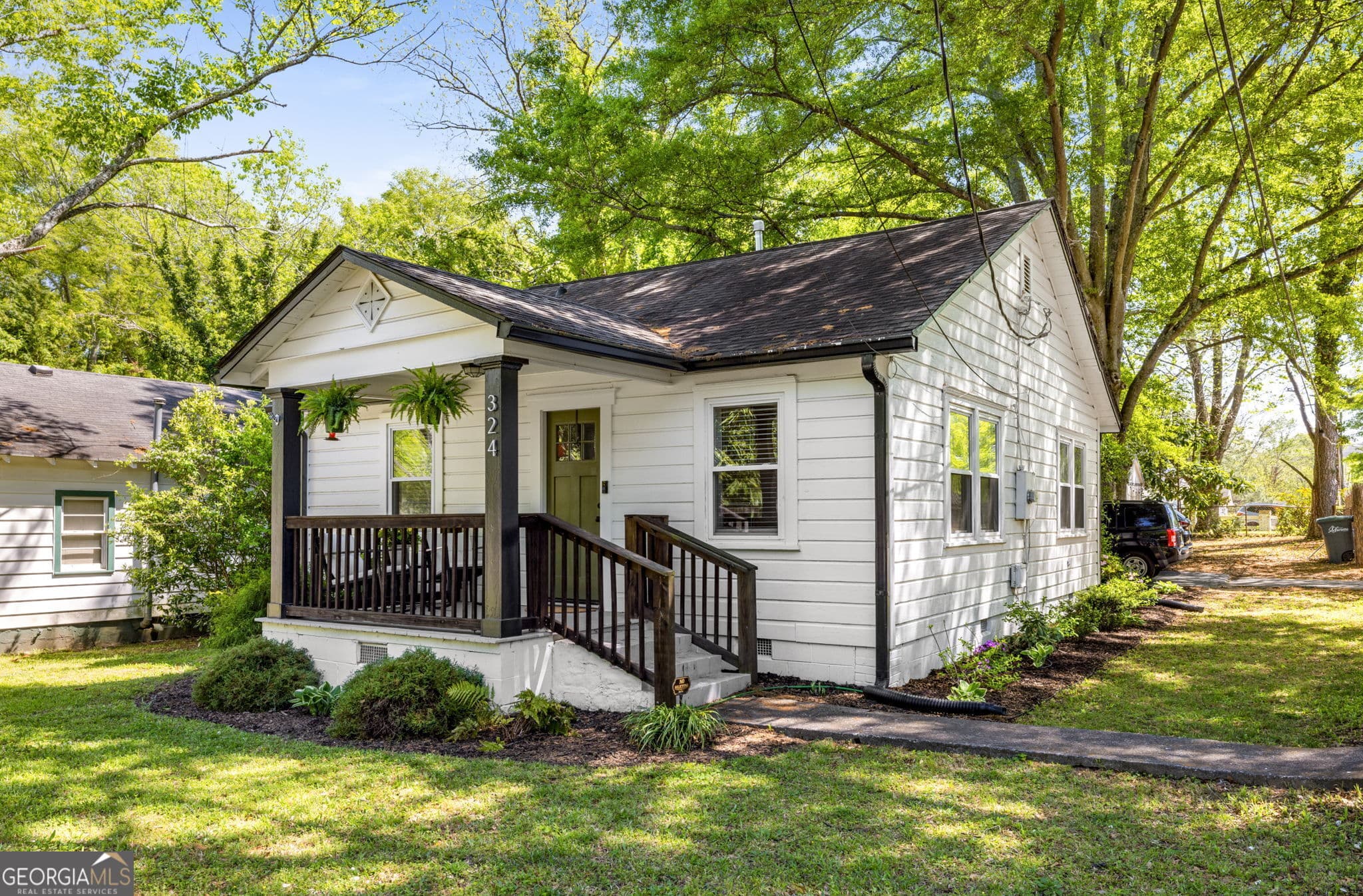 2 bedroom, 1 bathroom, 900 sq ft single family residence sold at 324 Pine Street, Marietta, GA 30060