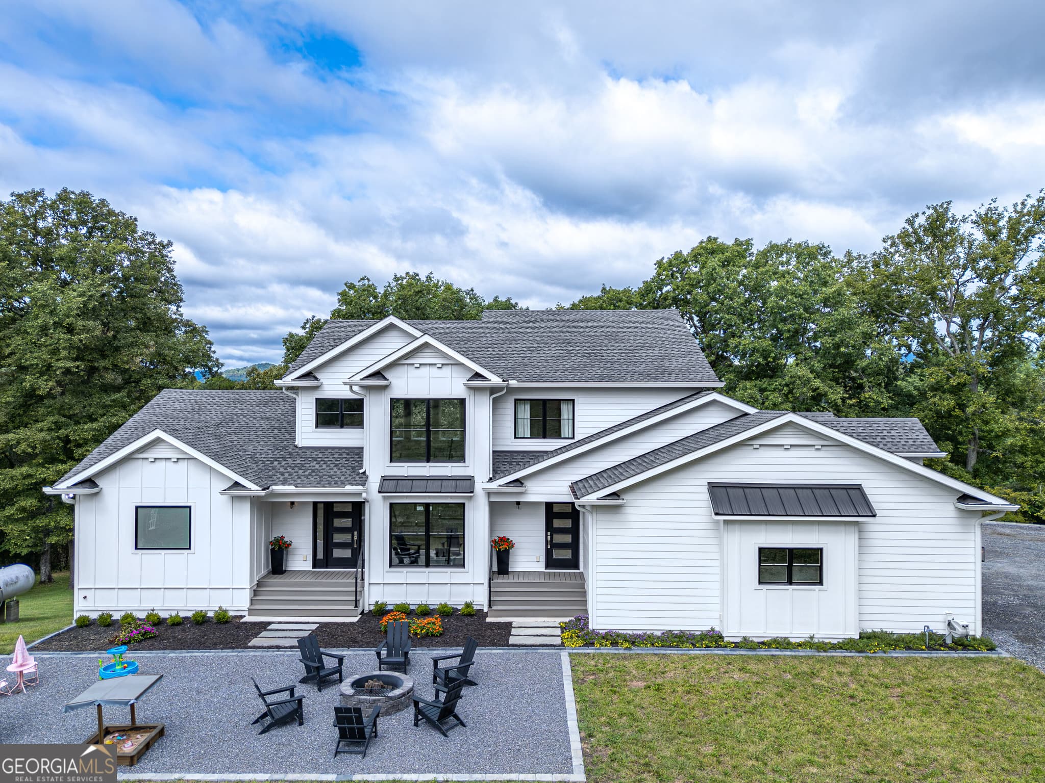 4 bedroom, 4.5 bathroom, 5,000 sq ft single family residence for sale at 300 Sherwood Forest Drive, Hayesville, NC 28904 — photo 3