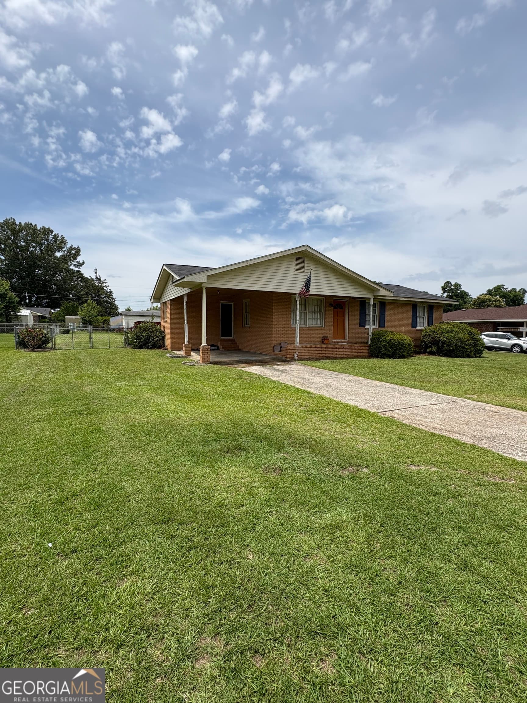 3 bedroom, 1.5 bathroom, 1,615 sq ft single family residence under contract at 426 Moye Drive, Sandersville, GA 31082 — photo 2