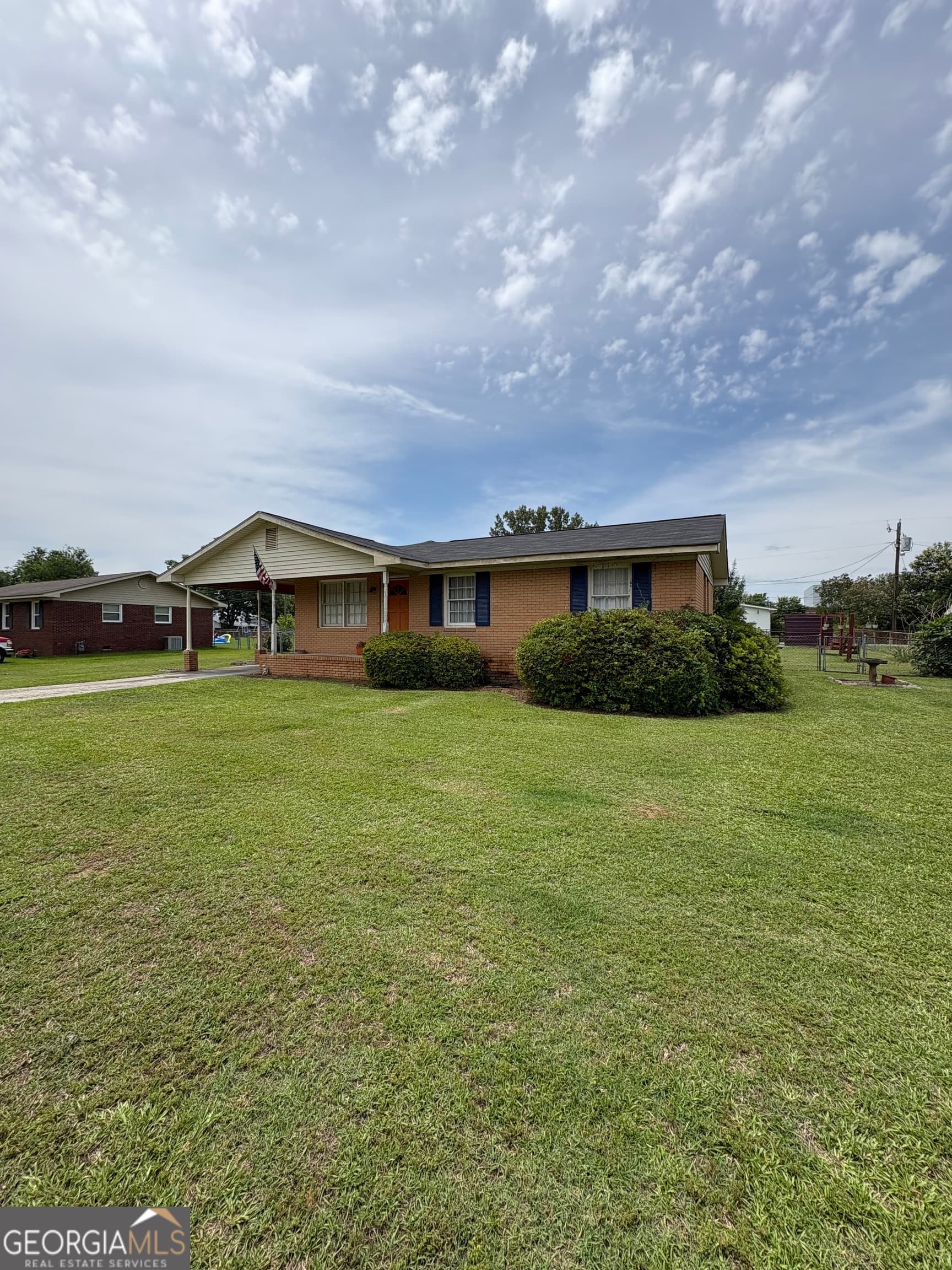 3 bedroom, 1.5 bathroom, 1,615 sq ft single family residence under contract at 426 Moye Drive, Sandersville, GA 31082 — photo 3