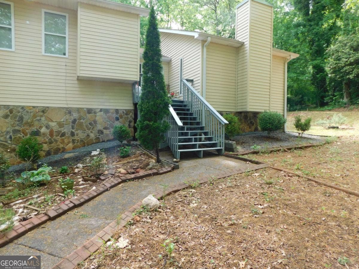 6 bedroom, 3 bathroom single family residence for sale at 8805 Willow Creek Court, Douglasville, GA 30135 — photo 3