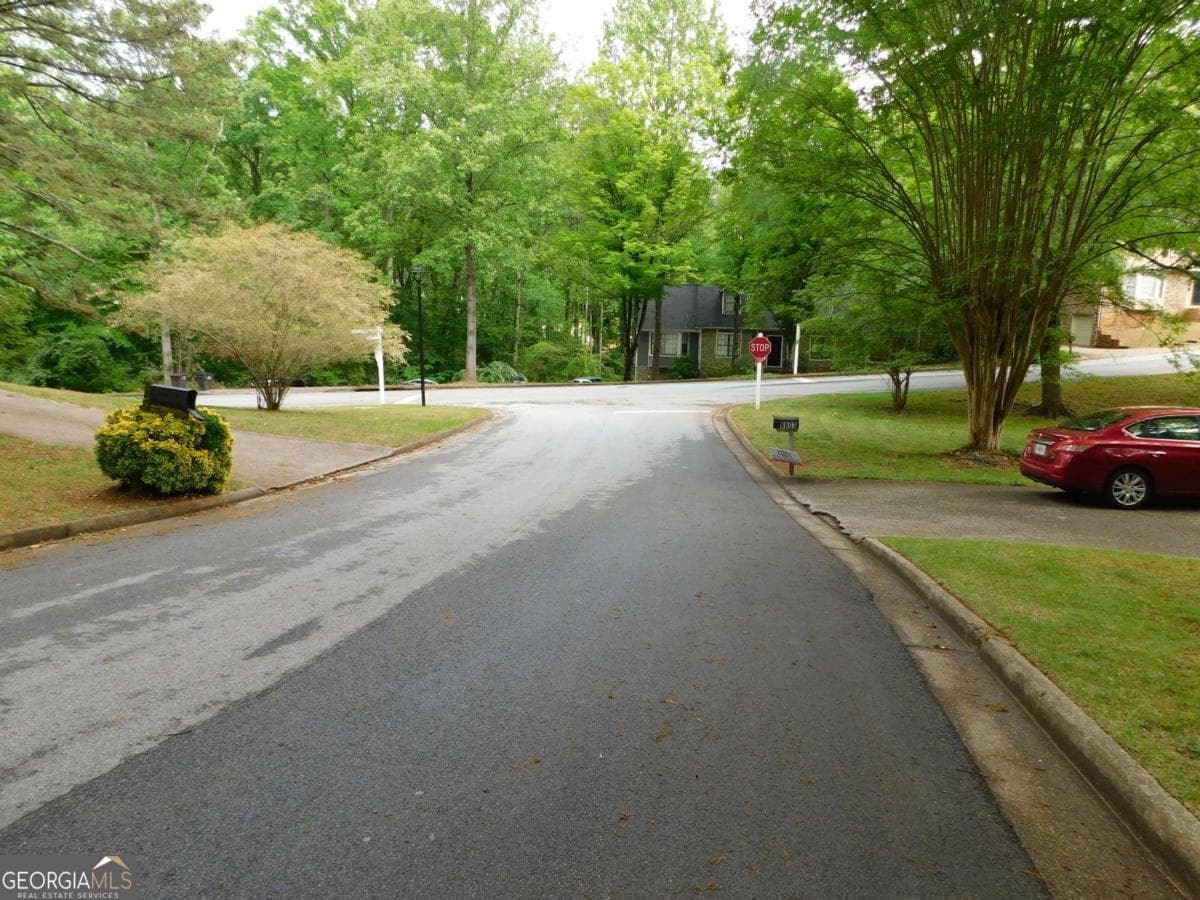 6 bedroom, 3 bathroom single family residence for sale at 8805 Willow Creek Court, Douglasville, GA 30135 — photo 4