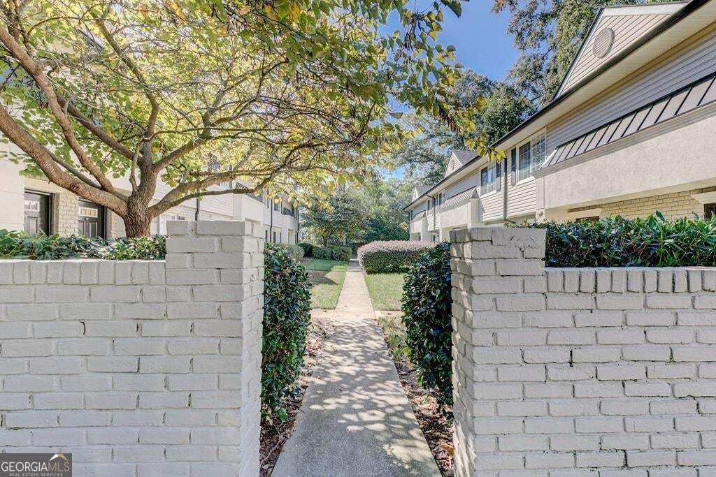 1 bedroom, 1.5 bathroom, 900 sq ft condominium for sale at 6940 Roswell Road 7E, Sandy Springs, GA 30328 — photo 2