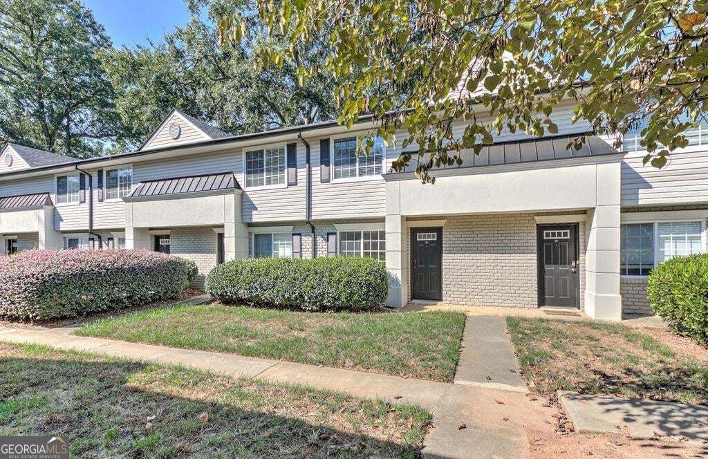 1 bedroom, 1.5 bathroom, 900 sq ft condominium for sale at 6940 Roswell Road 7E, Sandy Springs, GA 30328 — photo 6