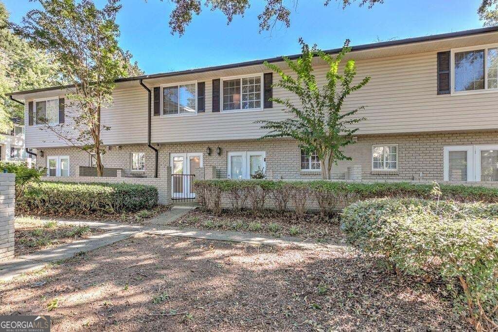 1 bedroom, 1.5 bathroom, 900 sq ft condominium for sale at 6940 Roswell Road 7E, Sandy Springs, GA 30328