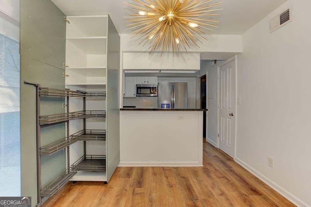 1 bedroom, 1.5 bathroom, 900 sq ft condominium for sale at 6940 Roswell Road 7E, Sandy Springs, GA 30328 — photo 10