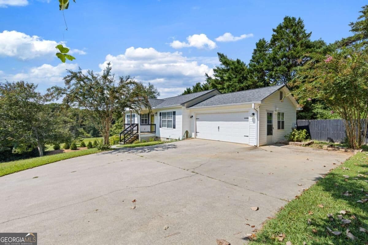 4 bedroom, 3 bathroom, 1,825 sq ft single family residence for sale at 43 Dawson Trace, Dawsonville, GA 30534 — photo 2