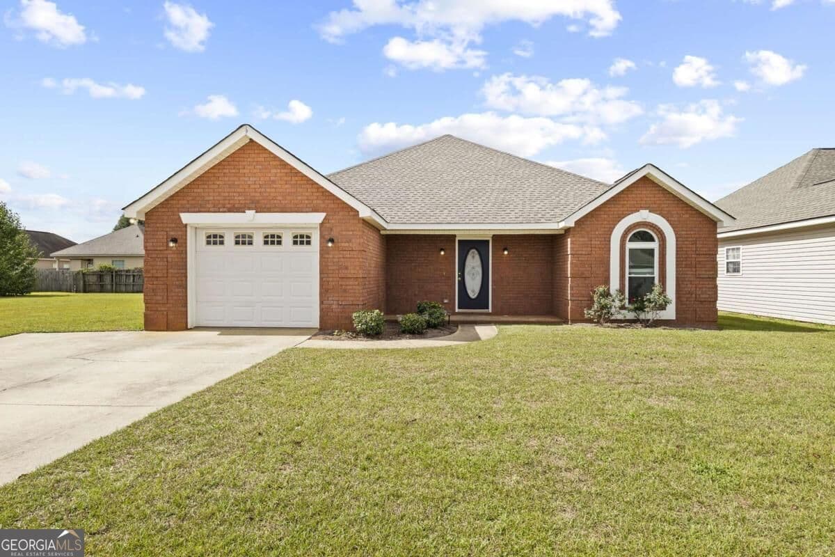 3 bedroom, 2 bathroom, 1,478 sq ft single family residence for sale at 111 Alexandria Court, Byron, GA 31008 — photo 1 of 25