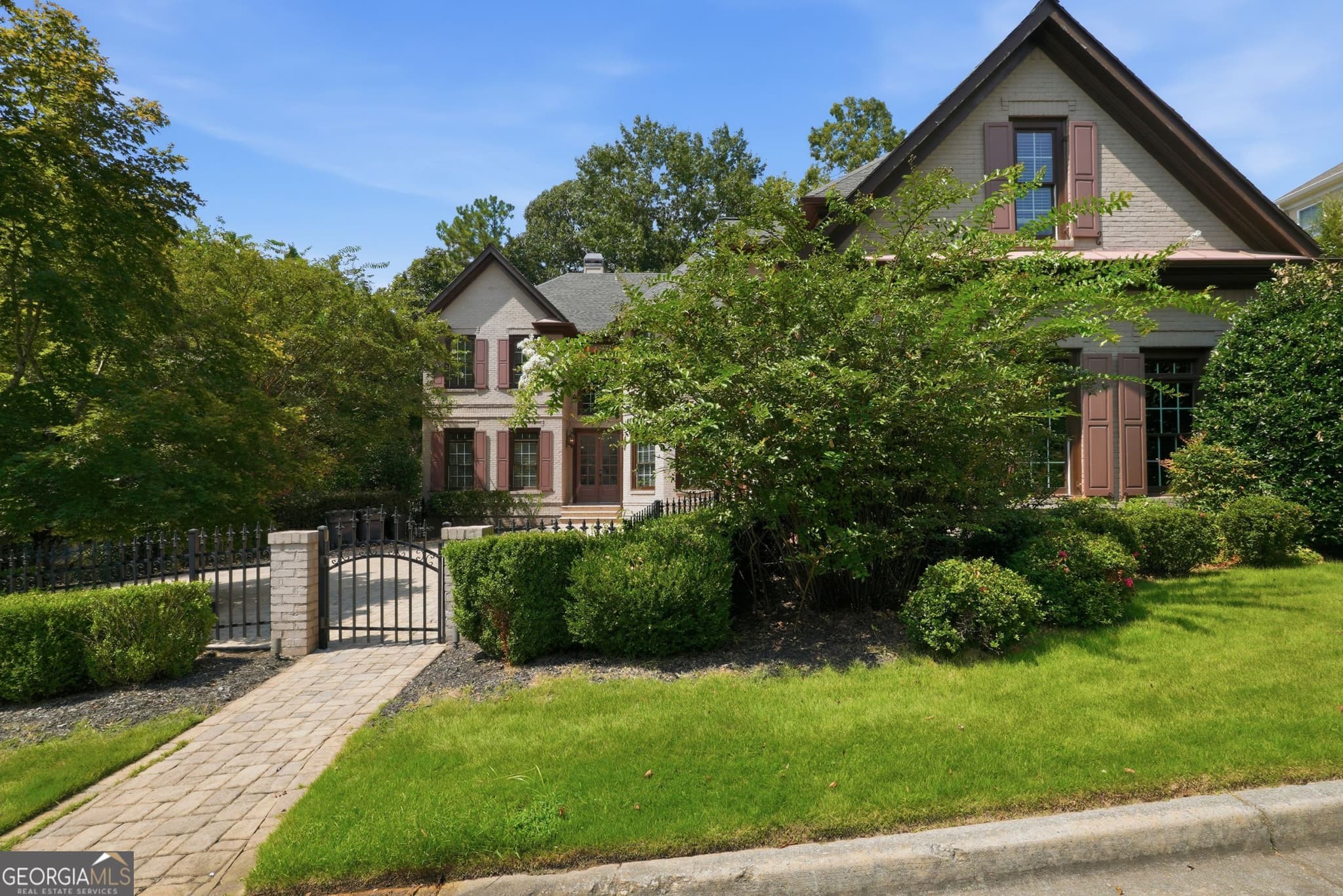 7 bedroom, 5.5 bathroom, 5,736 sq ft single family residence for sale at 245 Steeple Point Drive, Roswell, GA 30076 — photo 1 of 51
