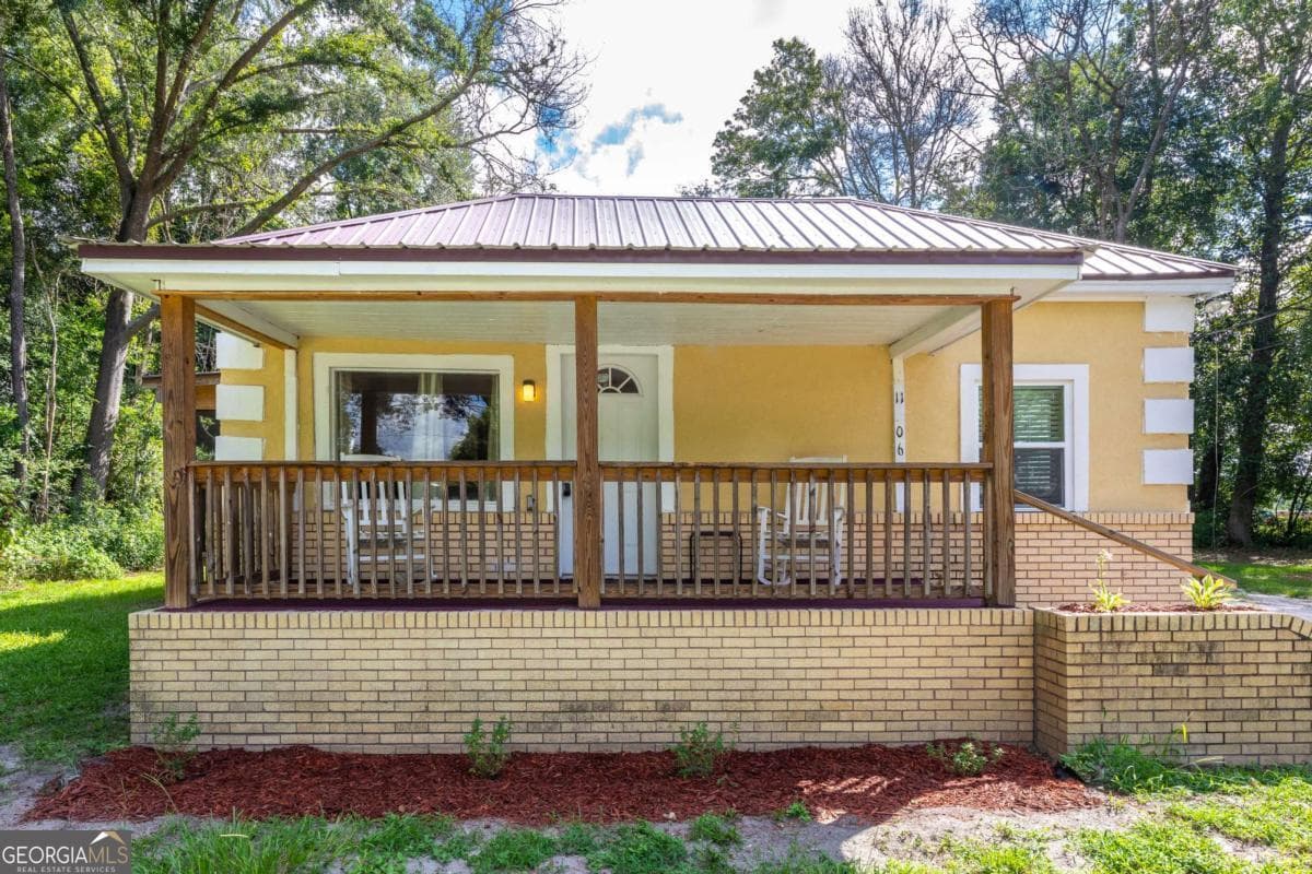 3 bedroom, 2 bathroom, 1,432 sq ft single family residence sold at 1106 Daniel Street, Waycross, GA 31501