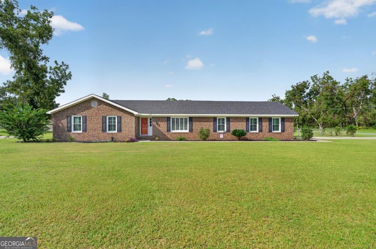 3 bedroom, 2 bathroom, 1,767 sq ft single family residence for sale at 907 E Waring Street, Waycross, GA 31501 — photo 2