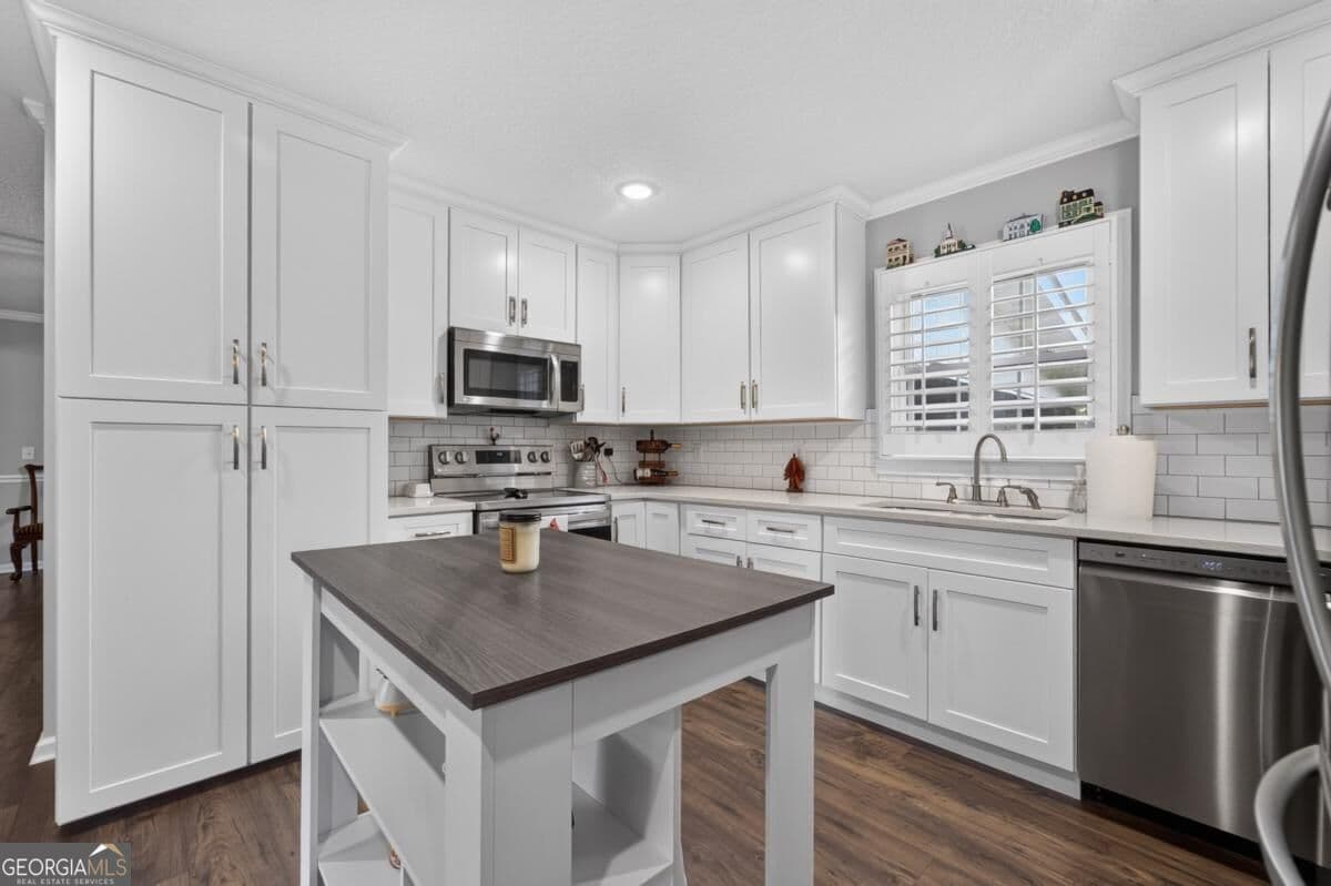 3 bedroom, 2 bathroom, 1,767 sq ft single family residence for sale at 907 E Waring Street, Waycross, GA 31501 — photo 7