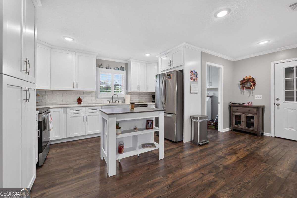 3 bedroom, 2 bathroom, 1,767 sq ft single family residence for sale at 907 E Waring Street, Waycross, GA 31501 — photo 9