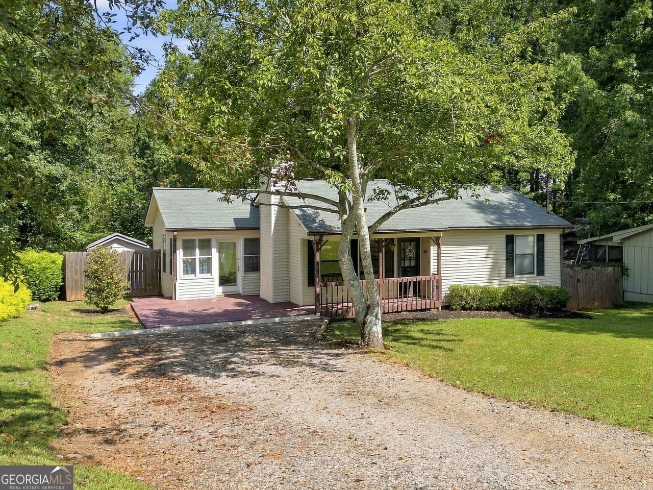 2 bedroom, 1 bathroom, 1,048 sq ft single family residence for sale at 2550 Lakeview Trail, Cumming, GA 30041 — photo 1 of 36