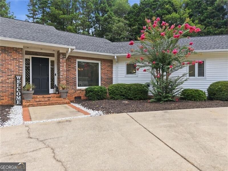4 bedroom, 3.5 bathroom, 3,277 sq ft single family residence for sale at 5235 Lanton Circle, Gainesville, GA 30504 — photo 9