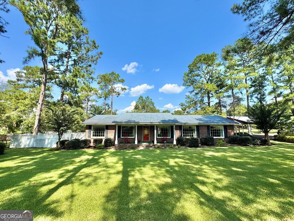 4 bedroom, 3 bathroom, 2,325 sq ft single family residence sold at 568 N Victory Drive, Lyons, GA 30436