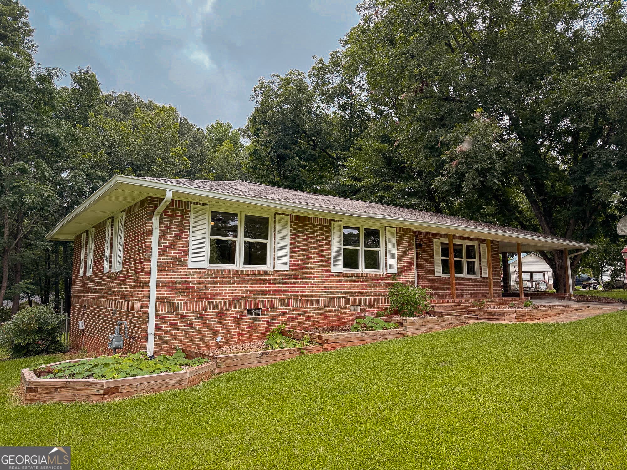 3 bedroom, 1 bathroom, 1,308 sq ft single family residence for rent at 77 Franklin Hwy, Newnan, GA 30263 for $2,000 a month — photo 2