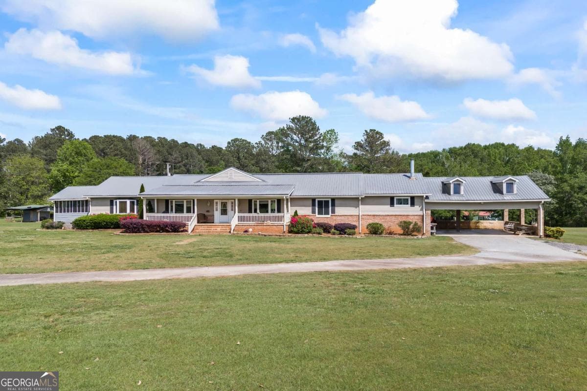 4 bedroom, 3 bathroom, 824 sq ft farm for sale at 1691 Snows Mill Road, Bogart, GA 30622 — photo 1 of 57
