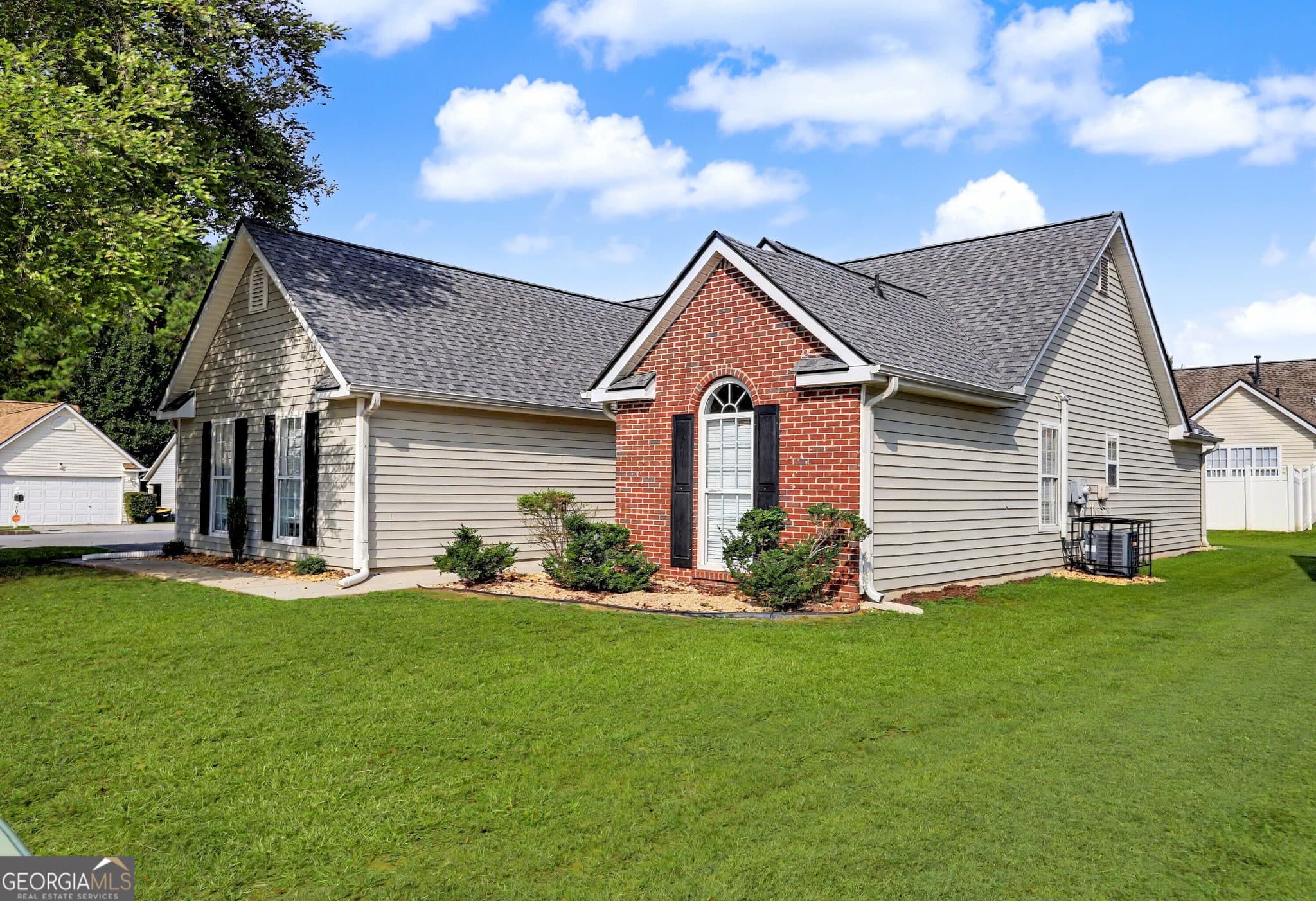 3 bedroom, 2 bathroom, 1,412 sq ft single family residence for sale at 6000 Preserve Pass, Fairburn, GA 30213 — photo 2