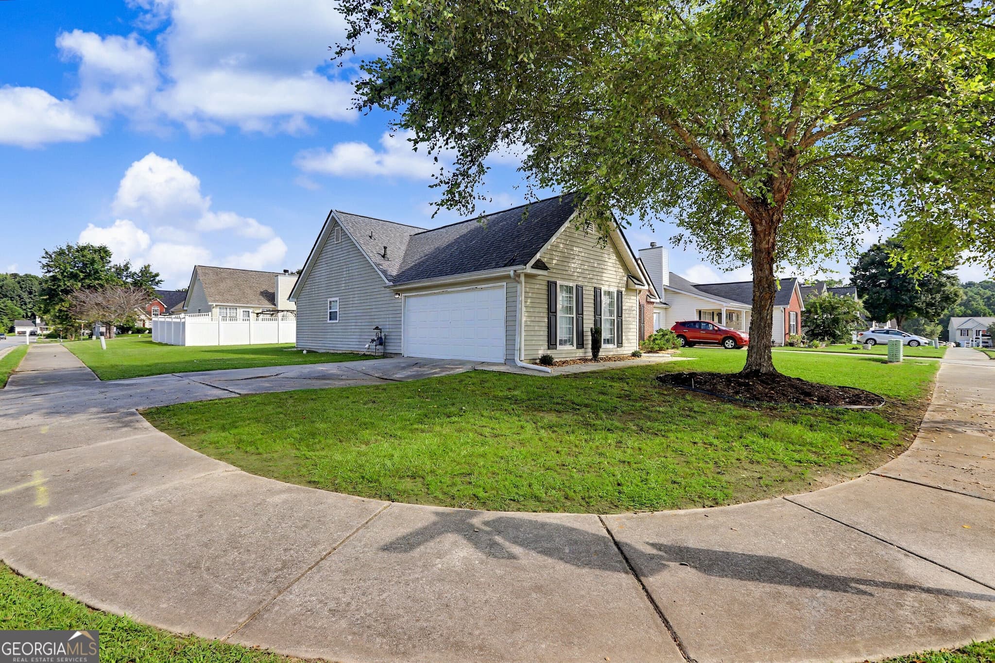 3 bedroom, 2 bathroom, 1,412 sq ft single family residence for sale at 6000 Preserve Pass, Fairburn, GA 30213 — photo 3