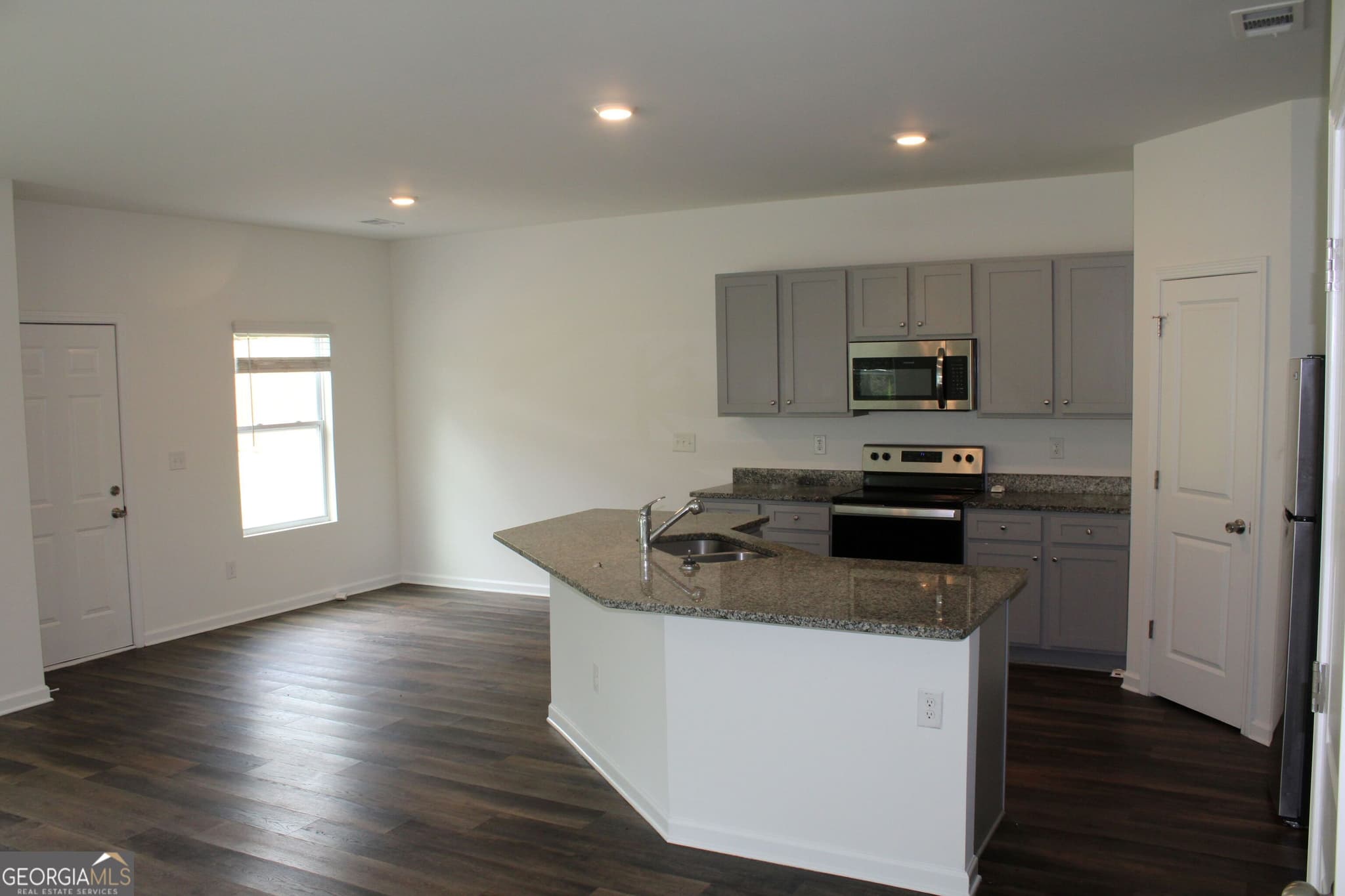 4 bedroom, 3 bathroom single family residence for rent at 9220 Golfview Circle, Covington, GA 30014 for $1,900 a month — photo 3