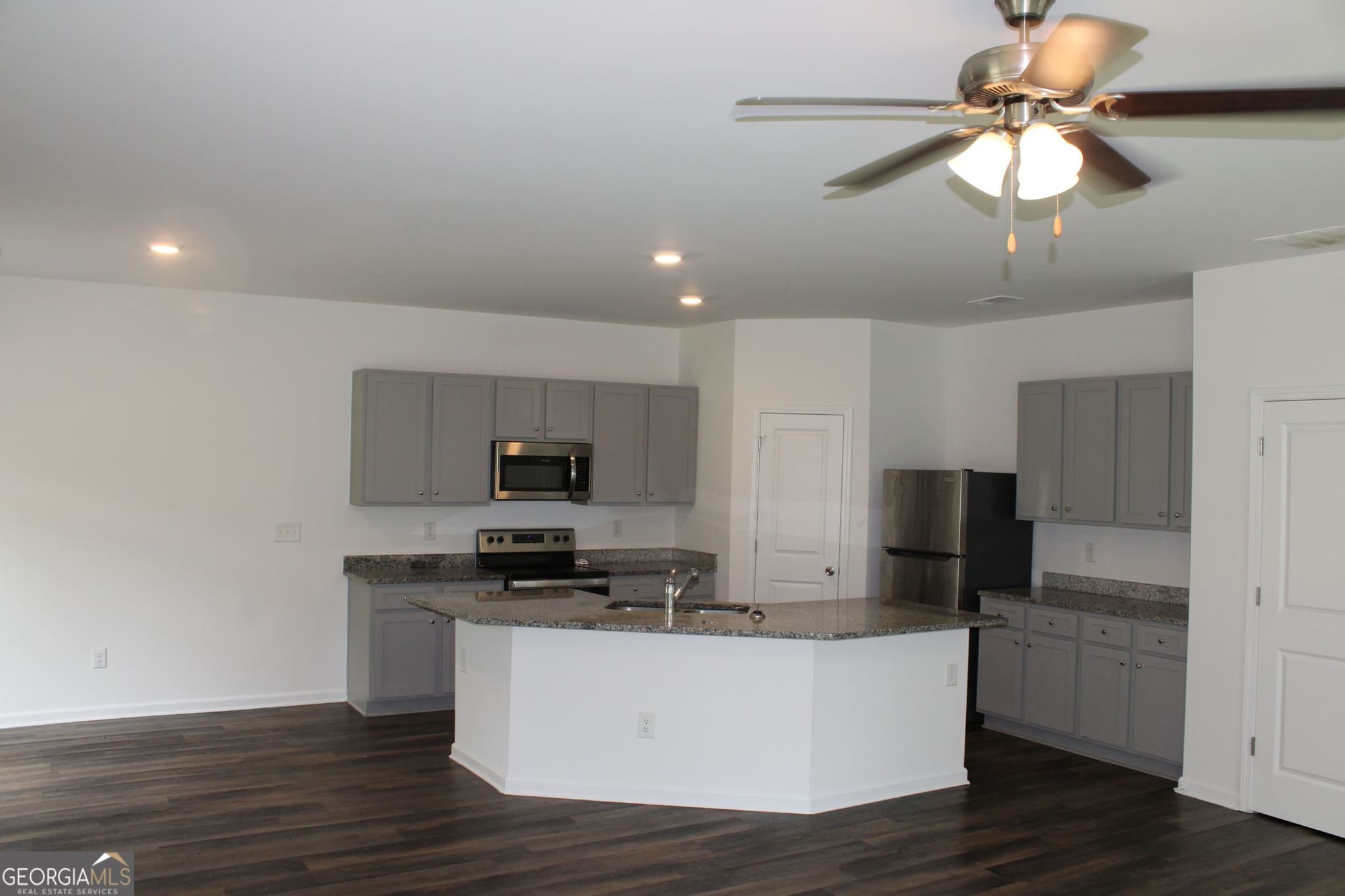 4 bedroom, 3 bathroom single family residence for rent at 9220 Golfview Circle, Covington, GA 30014 for $1,900 a month — photo 4
