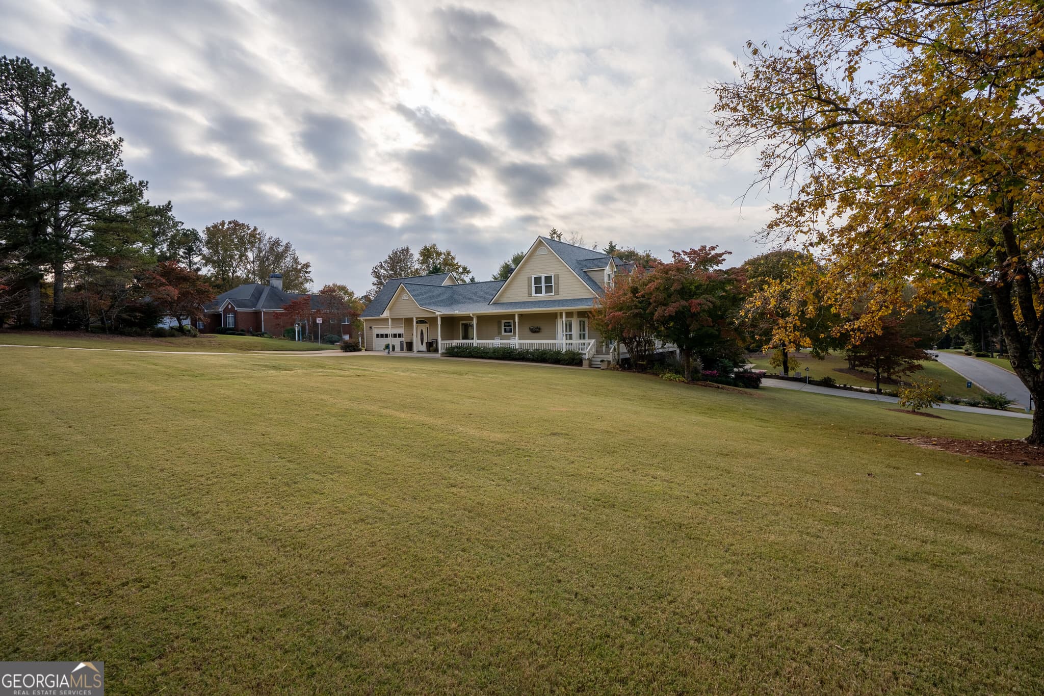 5 bedroom, 5.5 bathroom, 4,716 sq ft single family residence for sale at 4604 Midlands Green, Flowery Branch, GA 30542 — photo 6