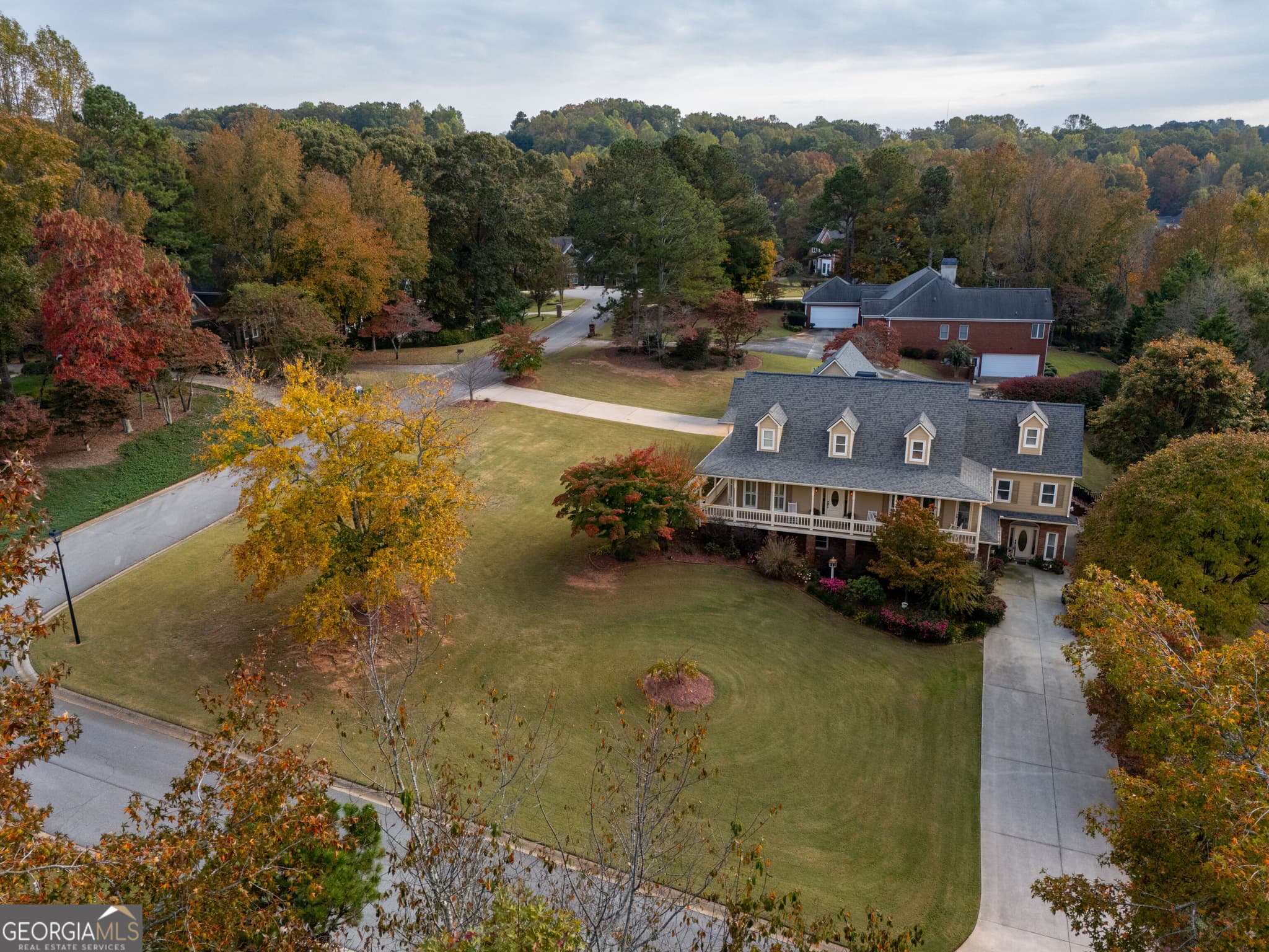 5 bedroom, 5.5 bathroom, 4,716 sq ft single family residence for sale at 4604 Midlands Green, Flowery Branch, GA 30542 — photo 3