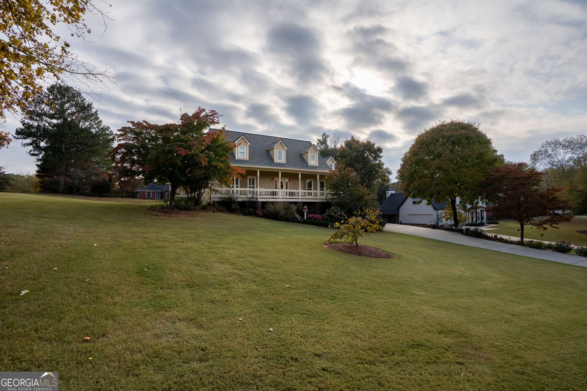 5 bedroom, 5.5 bathroom, 4,716 sq ft single family residence for sale at 4604 Midlands Green, Flowery Branch, GA 30542 — photo 5